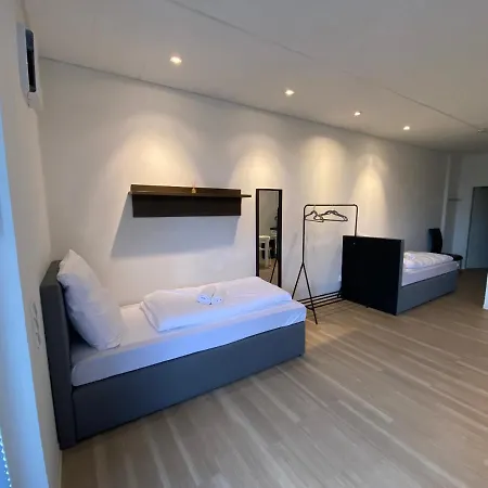Mit Vier Einzelboxspringbetten - Netflix Apartment