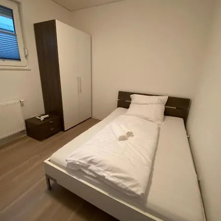 Mit Vier Einzelboxspringbetten - Netflix Apartment *