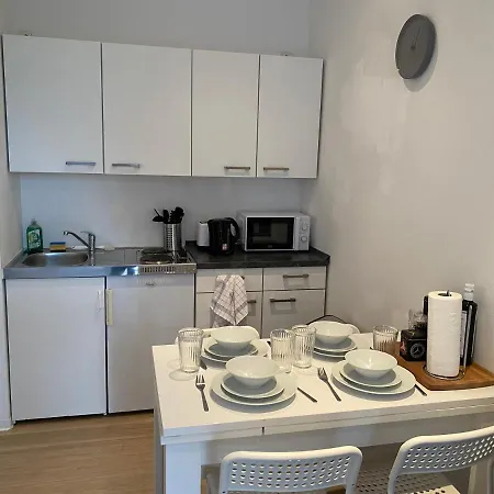 Mit Vier Einzelboxspringbetten - Netflix Apartment